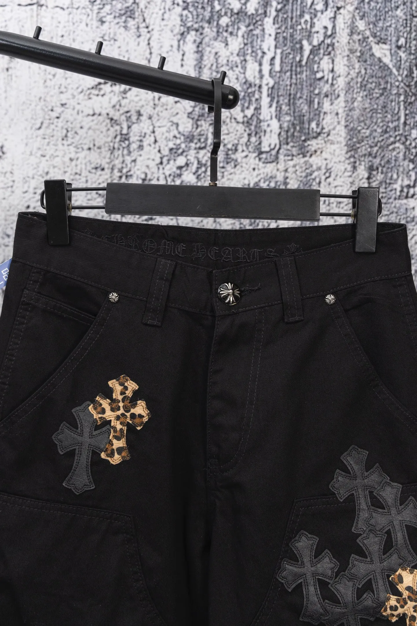 P260 chrome hearts SEVENTEEN-Hoshi Quan Shunrong's new leopard print cross patch leather black jeans vi Top heavy industry fashionable design] Consistent high street luxury style creation. Speaking of this style, the Zangyin family and GU family are definitely the leading representative brands. Especially the Zangyin family has really achieved a state-of-the-art effect in creating high street style. The unique washed material is used to create this style. The color system is quite eye-catching. After it is decorated with patchwork cross flowers, it cleverly highlights the charm of the brand. Secondly, this style uses classic The classic high-waist cutting design highlights the long legs and fashionable temperament of the upper body. The brand is highly recognizable and the slim fit configuration is more suitable for daily wear. It is a product that interprets personality, fashion, and specifications at a glance. This single product is enough to make any fan excited. It can be a white T-shirt for youthful preppy style, or a tight suspender for lady style. It has strong matching ability and can be easily controlled by men.  [Materials and craftsmanship] Needless to say, this point goes without saying. As an excellent craftsman brand, Zangyin’s requirements for details and craftsmanship are really perfect. The washed color of this model has gone through so many processes, not to mention the embellishment of denim appliques. It is also purely hand-made and sewn. Just like what they believe in, only hand-made things have soul and have the meaning of wear. A top-notch heavy-duty fashionable denim item, I look forward to your perfect interpretation! ! Size: 28-36 Color: black